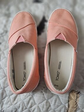 TOMS Women’s Slip-On Canvas Moccasins in Peach